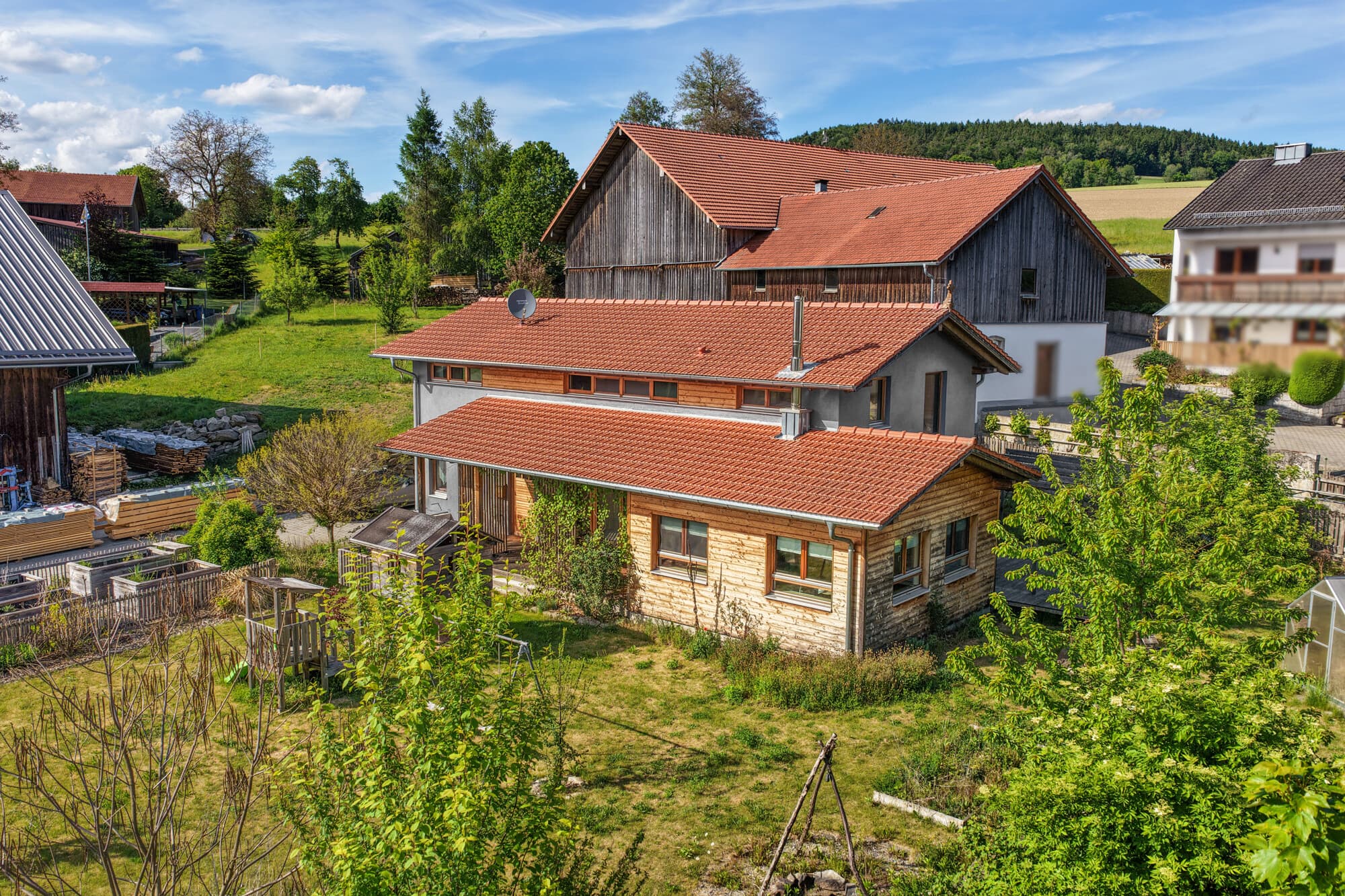 Ökologisches Holzhaus in Traitsching – KfW55, Wandheizung mit Lehmputz