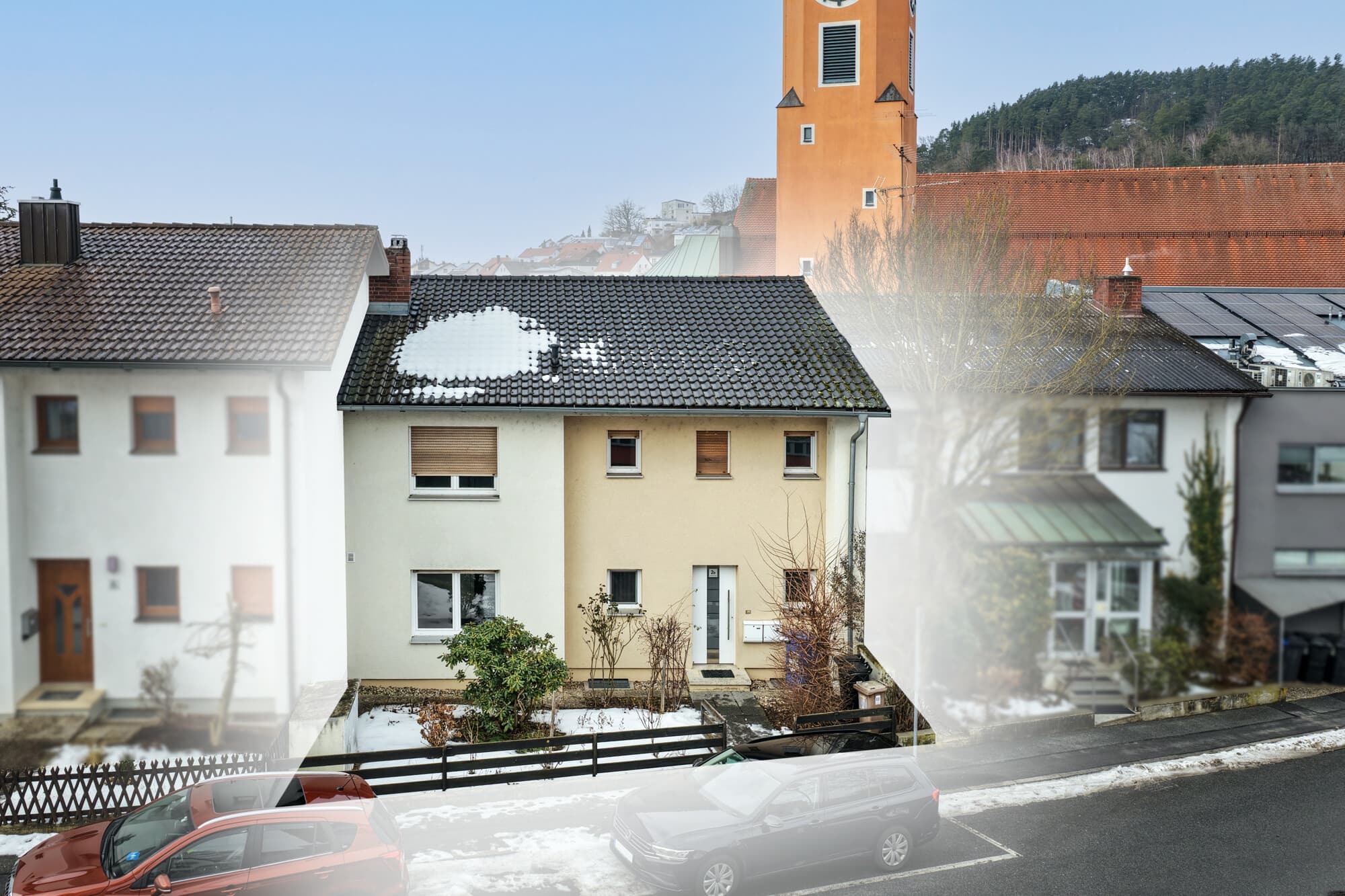 Gepflegtes Zweifamilien-Reihenhaus mit solider Rendite in Cham!