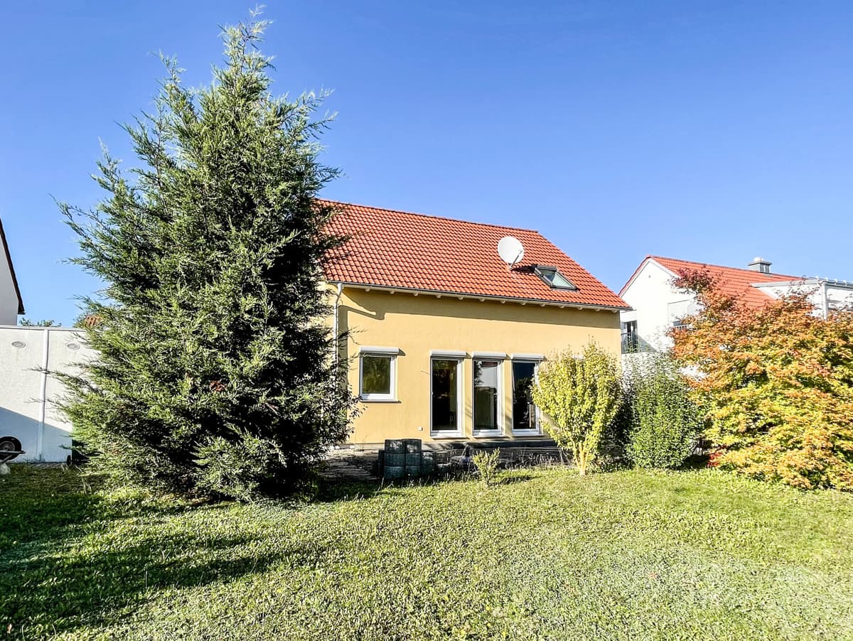 Freistehendes Einfamilienhaus mit Doppelgarage in Burgweinting!