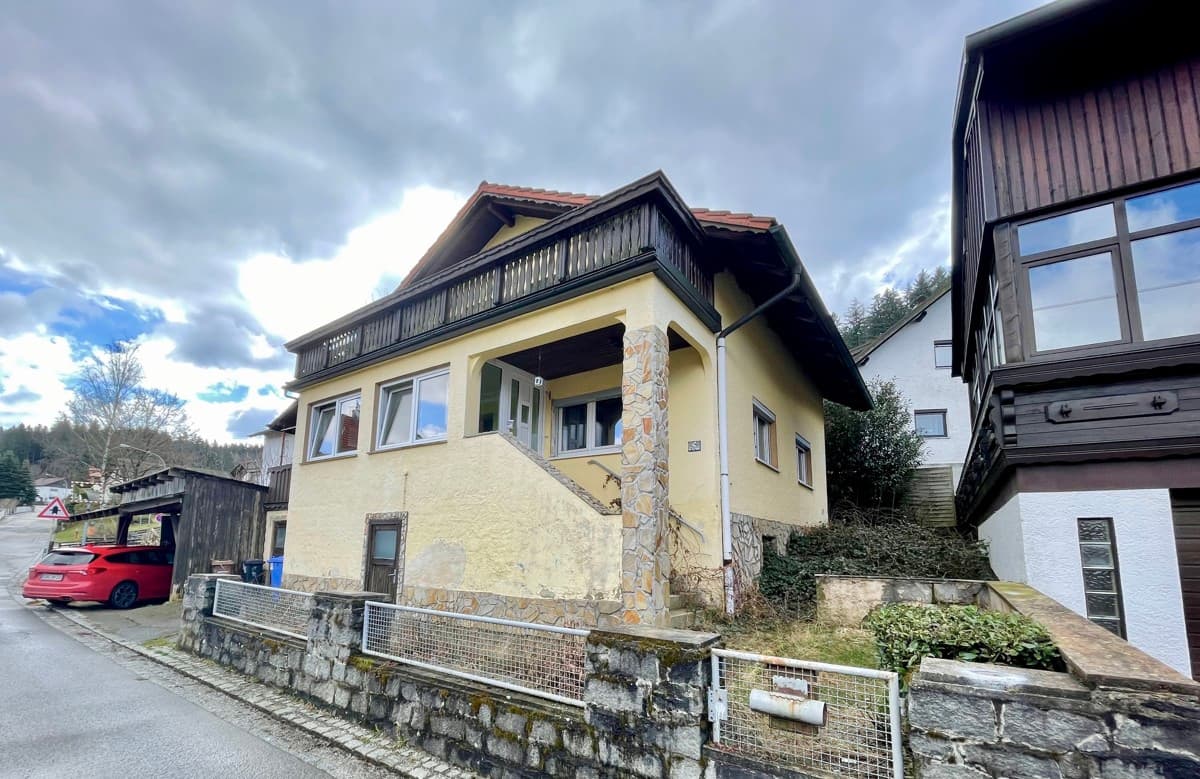 Renovierungsbedürftiges Haus mit Bergblick