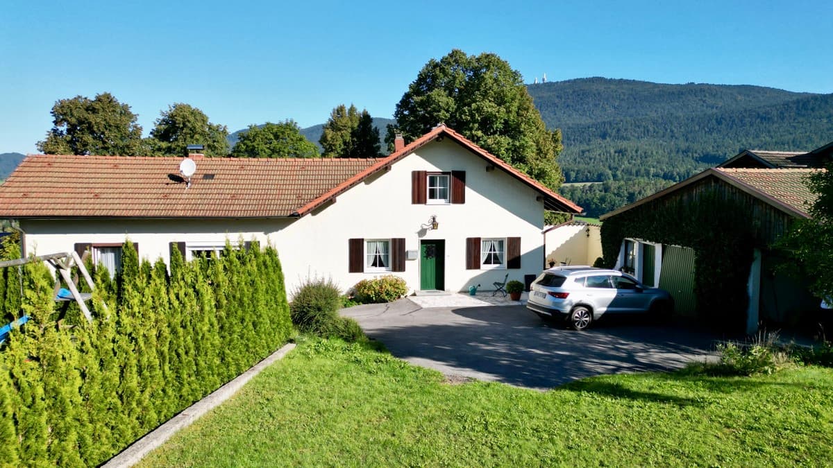 Freistehendes Zweifamilienhaus in Hohenwarth mit direktem Blick zum Hohenbogen!