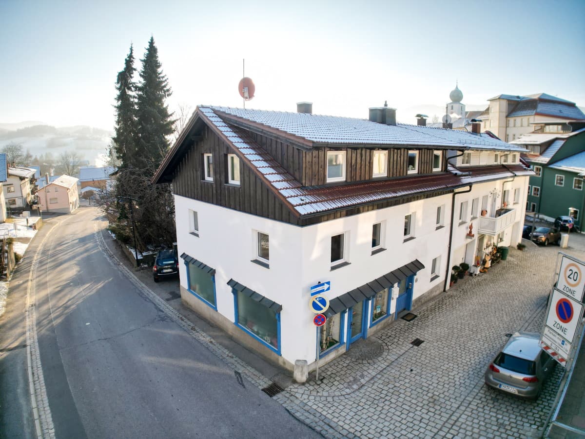 Wohn- und Geschäftshaus in Lam