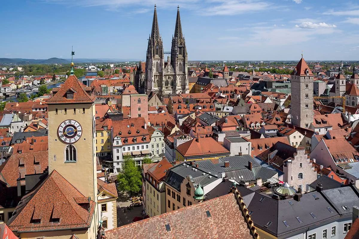 Blick auf Regensburg mit Altstadt, Dom und Donau